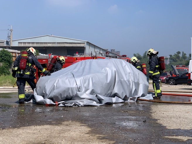 新北市消防局於辦理電動車救援講習及實車滅火訓練，在鶯歌訓練中心預定地辦理高擬真電動車實火滅火訓練。(新北市消防局提供)