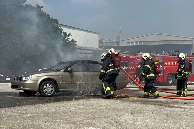 新北市消防局於辦理電動車救援講習及實車滅火訓練，在鶯歌訓練中心預定地辦理高擬真電動車實火滅火訓練。(新北市消防局提供)