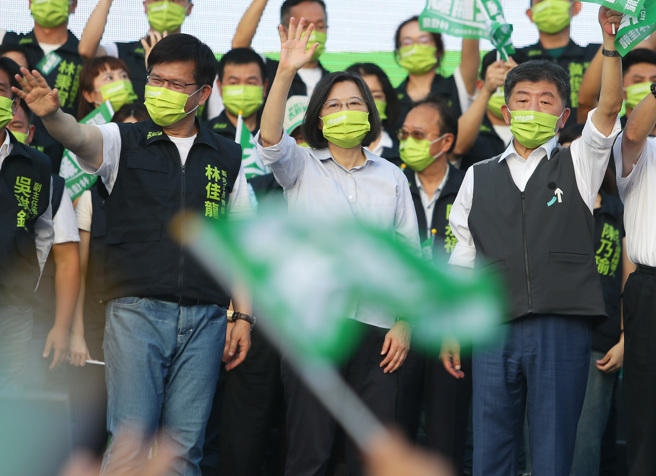 圖為蔡英文總統（中）10月2日出席民進黨新北市長參選人林佳龍（左）的百工百業挺林佳龍市長後援會成立大會，並且與台北市長參選人陳時中（右）一起高呼當選口號。（資料照,季志翔攝）