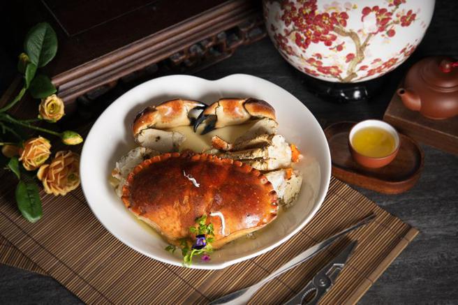 （台北远东香格里拉秋蟹开卖，图为上海醉月楼 的「花雕芙蓉蒸玫瑰蟹」。图／台北远东香格里拉饭店提供）