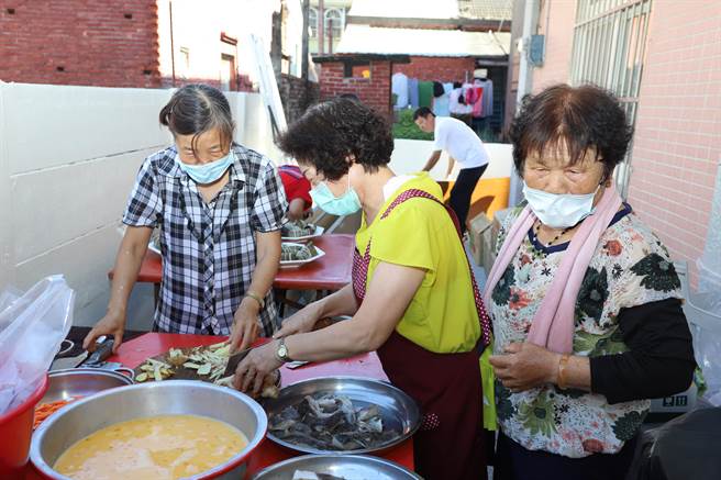 志工妈妈们多才多艺，包办大小事，乐于投入社区各项活动，让这个过去被社区所遗忘的幼儿园，变成社区最爱的乐活空间。(社区提供／吴建辉彰化传真)