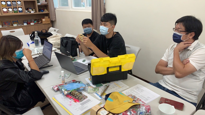 龙华师生团队前往社区进行深度蹲点，并与地方协会讨论活动规划。(照片/龙华科大提供)