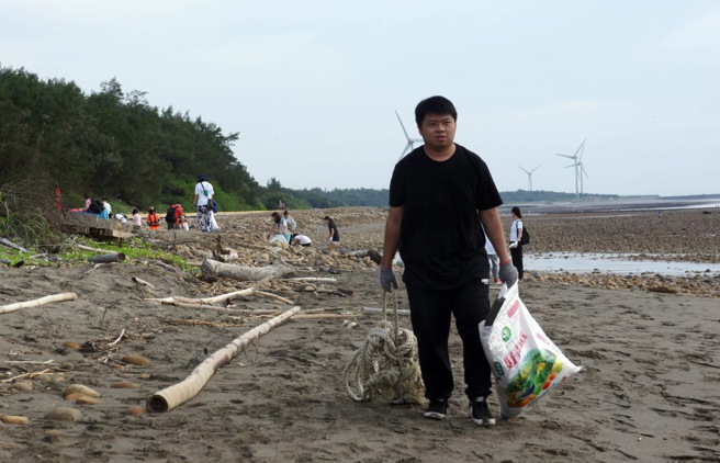 龙华师生前往海岸净滩，期能建立完善的环境教育场域。(照片/龙华科大提供)