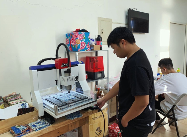 学生藉由海洋废弃物制作各式环保商品。(照片/龙华科大提供)

