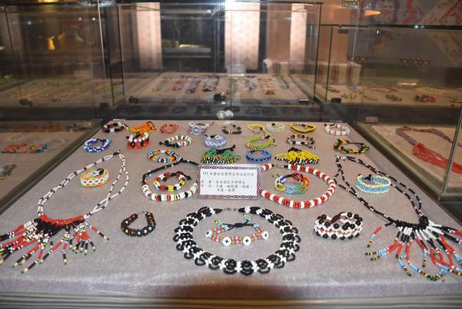苗栗縣泰安鄉泰雅文物館從5日起展出泰雅創新編織藝品。（謝明俊攝）