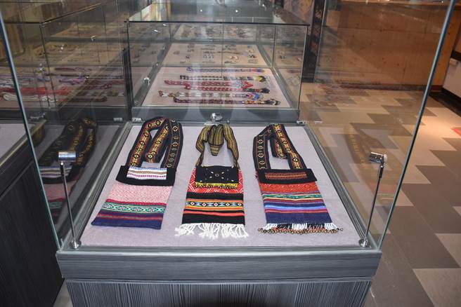 苗栗縣泰安鄉泰雅文物館從5日起展出泰雅創新編織藝品，包括日常生活最重要的菸草袋。（謝明俊攝）
