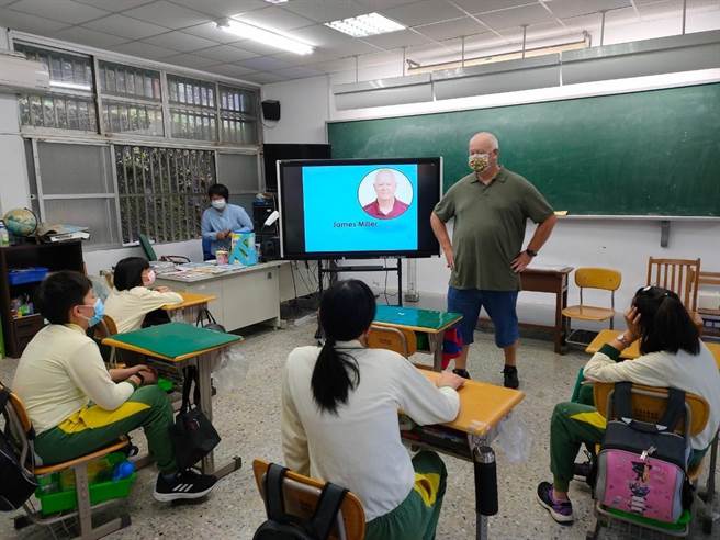 外师James Miller为嘉义县奉献英语教学10余年，在偏乡小校服务超过5年。（嘉义县政府提供∕吕妍庭嘉义传真）