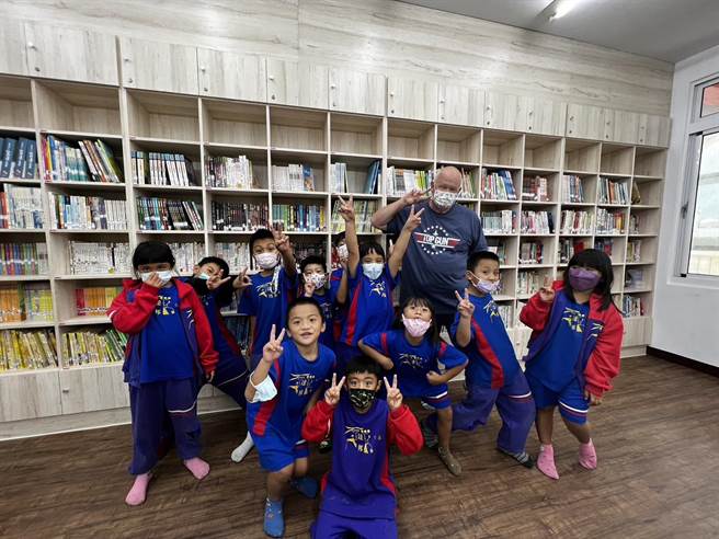 外师James Miller为嘉义县奉献英语教学10余年，在偏乡小校服务超过5年。（嘉义县政府提供∕吕妍庭嘉义传真）