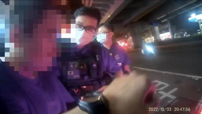 李男違規停車在保大隊部對面，遭員警盤查，當場查獲安非他命。（警方提供）