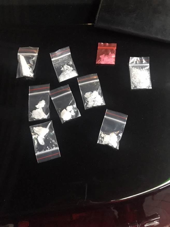 李男違規停車在保大隊部對面，遭員警盤查，當場查獲安非他命。（警方提供）