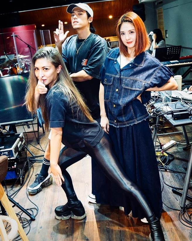 郭子、萬芳、艾怡良、郭靜、HUSH日前到練團室彩排。（愛之日常音樂節提供）