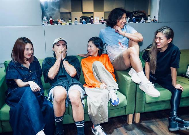 郭子、萬芳、艾怡良、郭靜、HUSH日前到練團室彩排。（愛之日常音樂節提供）
