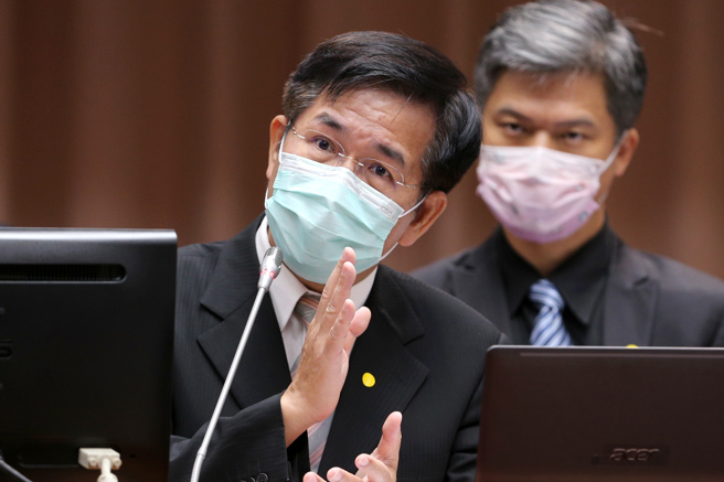 教育部长潘文忠（右）今天说，这学期一定会让国中小学生吃到4次石斑鱼。（黄世麒摄）