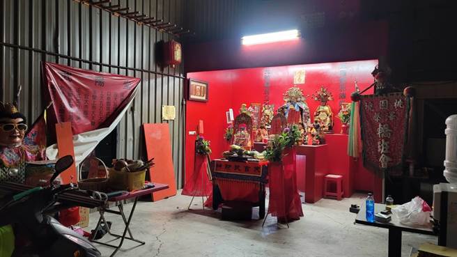 桃園大園一處宮廟竟暗藏地下賭場，警方今凌晨破門攻堅查緝。（翻攝畫面／蔡明亘桃園傳真）