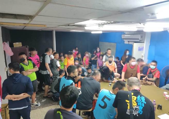 桃園警方在賭場中當場查獲陳姓負責人、2名工作人員與56名賭客。（翻攝畫面／蔡明亘桃園傳真）