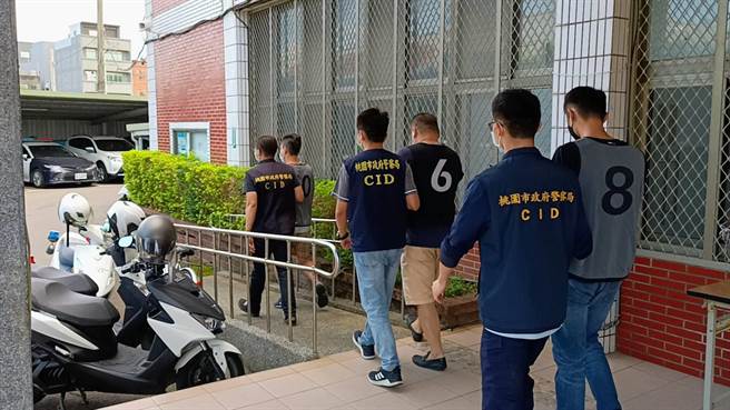 該地下賭場的陳姓負責人與2名工作人員，警方詢後依賭博罪嫌移送桃檢偵辦。（翻攝畫面／蔡明亘桃園傳真）