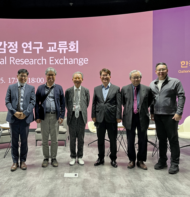 日韩专家学者、叶国新博士(右1)与张学孔理事长(右2)于「亚洲艺术鑑定交流研讨会」合影。图/叶国新提供