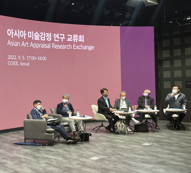 叶国新博士(右1)以「台湾艺术现状与鑑定制度」作专题演说。图/叶国新提供