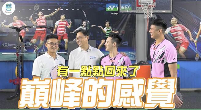 张善政和羽球国手切磋球技，允诺当选挹注资源培训运动选手。(翻摄照片／吕筱蝉桃园传真)