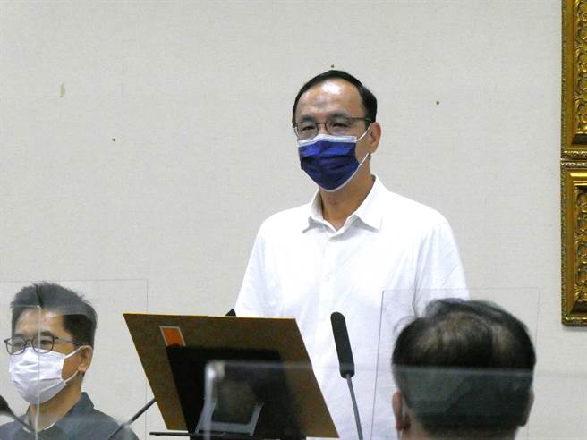 国家通讯传播委员会（NCC）主委陈耀祥今到立法院专案报告「镜电视设置」争议时遭国民党团抗议，高举「请尊重独立机关」手板反制。国民党主席朱立伦今在中常会揶揄，陈真是笑话，就是NCC已完全不独立，被民进党掌控、利益团体介入，才要此地无银三百两。（周志豪摄）