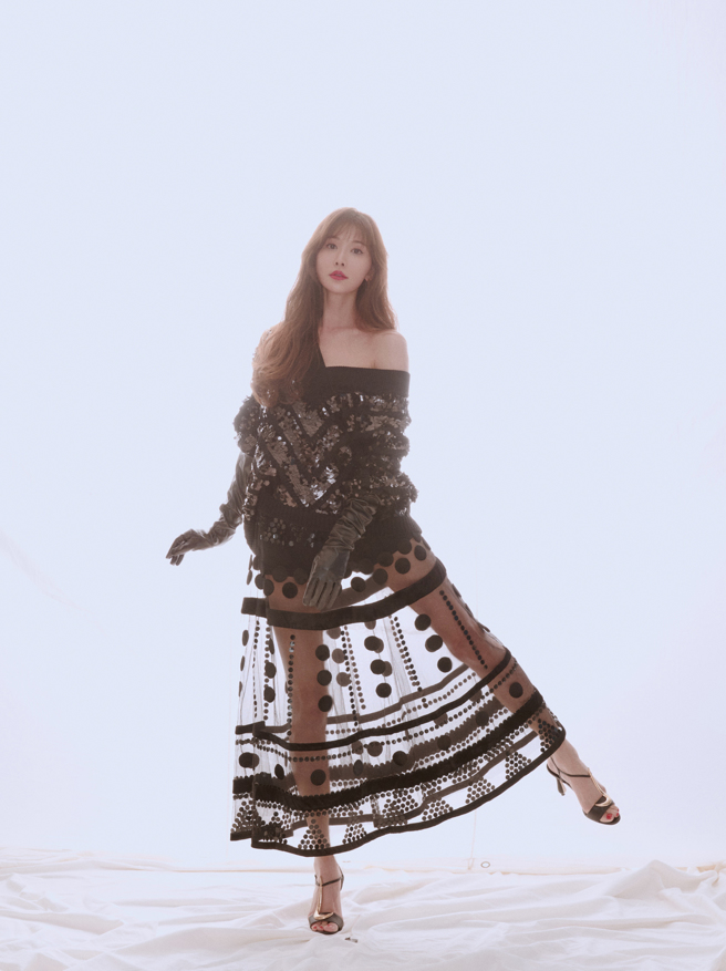 林志玲穿上透視裝展現好身材。（志玲姊姊慈善基金會提供）