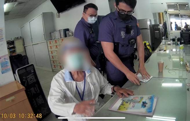 冈山警分局燕巢分驻所于10月3日接获燕巢邮局来电，表示一名77岁万姓老翁临柜准备解约，警方到场劝说，阻止一场悲剧发生。（翻摄照片／林瑞益高雄传真）