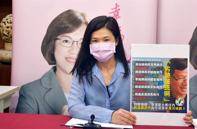 国民党屏东市长参选人周佳琪阵营则比喻对手有如男版周玉蔻，只会抹黑泼粪。（林和生摄）