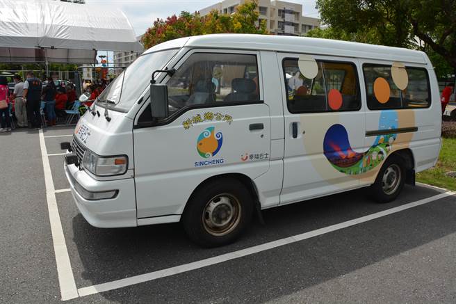 新城乡公所今起开办幸福巴士，试营运期间免费，车资由公所自筹。（王志伟摄）