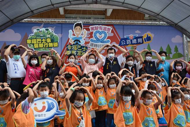 花莲新城乡幸福巴士今天启动，提供当地民眾更弹性便利的公共交通服务。（王志伟摄）