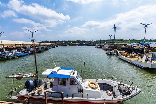 县府划设新丰滨海休閒农业区，坡头渔港有鲳鱼、小卷及乌鱼等渔产，属新竹县内「农渔畜兼具」的特色农业区。（罗浚滨摄）