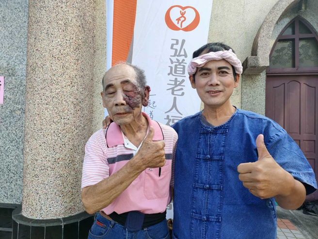 84歲阿公謝金祥（左）與其子54歲謝睿宸（右）用戲劇展現「達達港」百年風情。（謝佳潾攝）