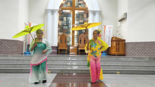 築愛社區爺奶模特秀，盡展異國風情驚豔全場。（謝佳潾攝）