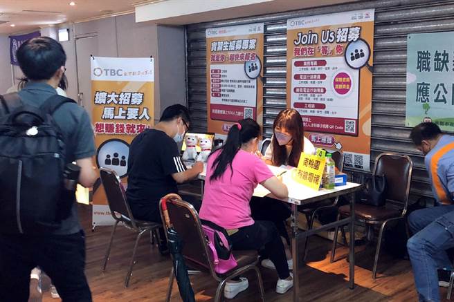 5场次徵才活动总计邀请120家厂商共同参与，共计释出超过5300职缺。（蔡依珍 摄）