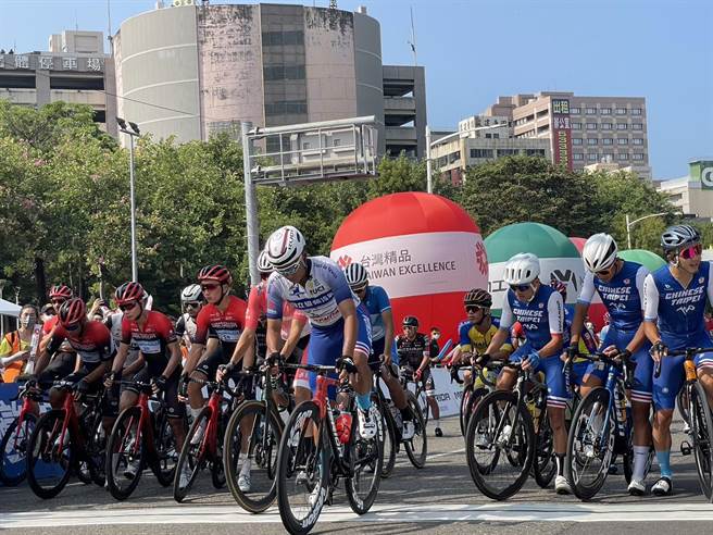 2022國際自由車環台公路大賽第4站在高雄盛大展開，國內外自由車好手從228和平公園出發，挑戰全長155.6公里賽道，但比賽期間封路引發民怨。（洪浩軒攝）