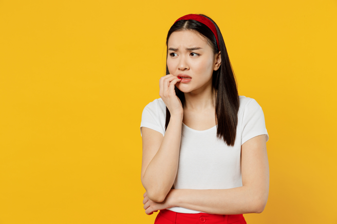 女网友吃早餐时发现许多人盯着她，老板娘说「妹妹妳个性大剌剌，神经比较大条齁？以后出门要注意一下啦」，结果她发现她忘记穿内衣，全程激凸给别人看。（示意图/shutterstock）