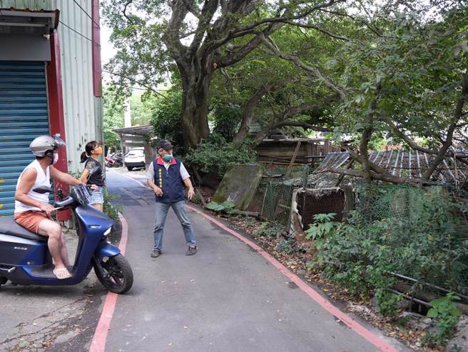 新北市新莊區公所5日早上驚傳有人遭虎頭蜂螫傷的意外，有3名除草工人在除草途中，不慎遭虎頭蜂螫傷。圖為事發現場。(黃敬文攝)