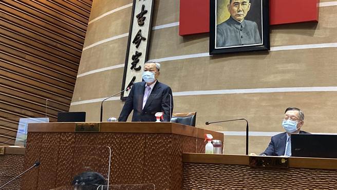 宜兰县议会议长张建荣径宣布宜兰县长林姿妙「请假都是合理合法，到此结束，散会」，张会后怒批绿营「恶质」、「鸭霸」。（吴佩蓉摄）