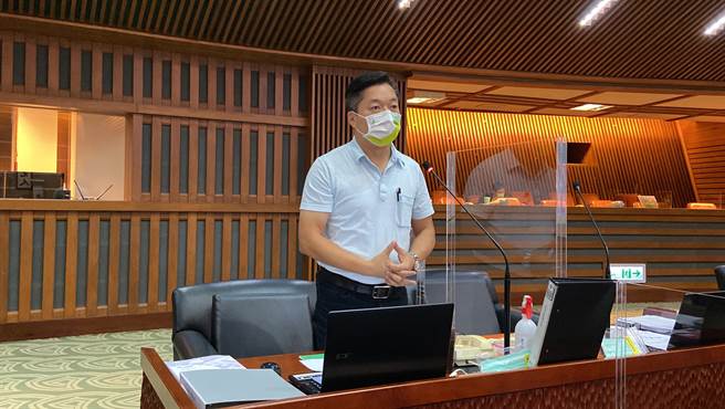 民进党宜兰县议员陈俊宇表示，希望宜兰县长林姿妙在县政总质询的那4天销假回议会备询，不要逃避、剥夺议员的质询权。（吴佩蓉摄）