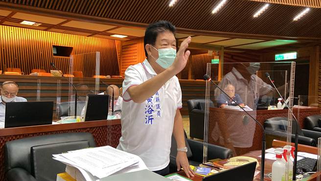 国民党宜兰县议员黄浴沂说，不要用双重标准看待县长请假、抵制法令。（吴佩蓉摄）