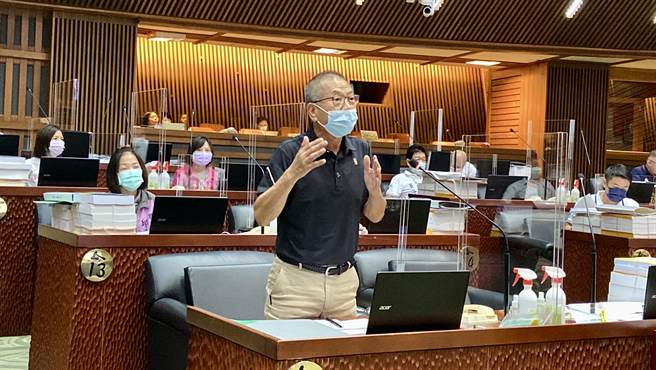 民进党县宜兰县议员陈文昌说，请林姿妙尊重议会、县民，常说遭政治迫害，电视有直播，趁机会公开说清楚不是更好！（吴佩蓉摄）