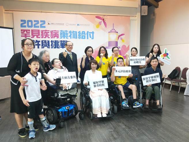 罕病基金会今举办「苦等救命罕药 病患寻活路的期待与挑战」记者会，提出4大用药困境，包括：通过给付数量变少、等待时间变长、限缩给付条件、罕药专款成长率停滞，希望政府重视罕病用药权益。（王家瑜摄）