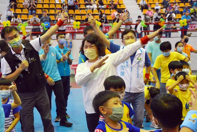 嘉义市长黄敏惠与小朋友做暖身操。（嘉义市政府提供／廖素慧嘉市传真）