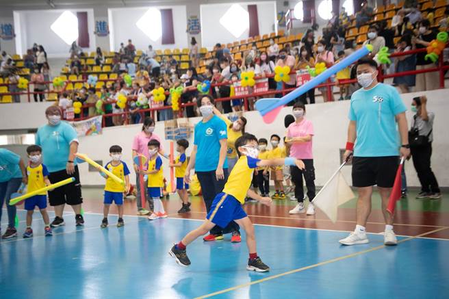 嘉义市首届幼儿园运动会，小朋友掷标鎗。（嘉义市政府提供／廖素慧嘉市传真）