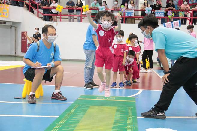 嘉义市首届幼儿园运动会，小朋友立定跳远。（嘉义市政府提供／廖素慧嘉市传真）