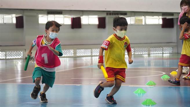 嘉义市首届幼儿园运动会，小朋友跑大队接力。（嘉义市政府提供／廖素慧嘉市传真）