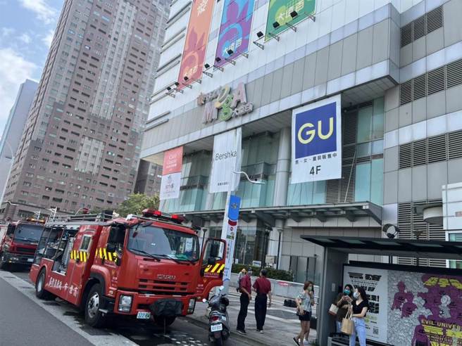 高雄市苓雅区的百货公司在5日下午突冒火苗。（民眾提供／杨舒婷高雄传真）
