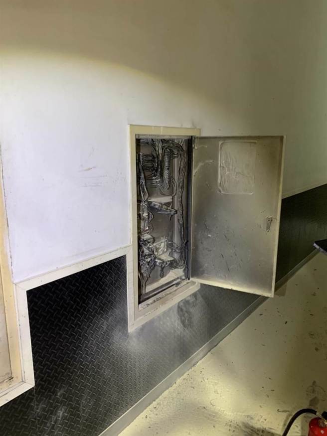 疑似是百货公司一楼电箱因不明原因起火。（民眾提供／杨舒婷高雄传真）
