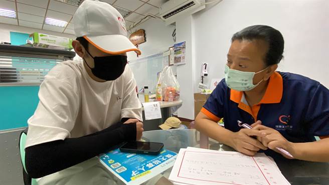 阿中从柬埔寨炼狱归来，向快乐天堂基金会董事长张雪如说明经过。（快乐天堂基金会提供／吴敏菁彰化传真）