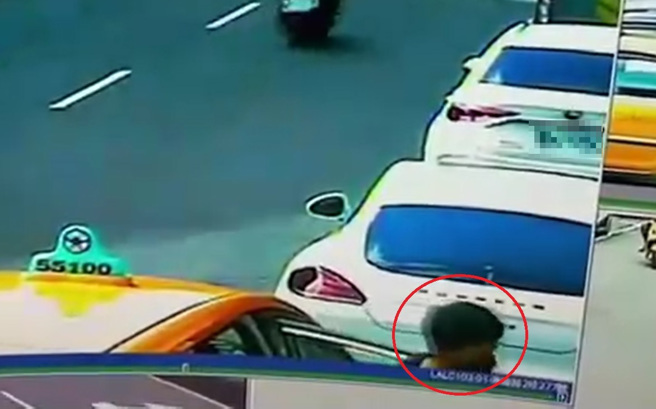 台北市传出枪击案，知名建设公司董座遭埋伏开枪；图为穿着深色衣服的枪手，搭乘计程车先到场埋伏。（翻摄影片）