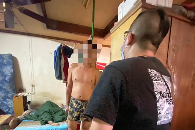 警方逮獲涉嫌住宅竊盜案的王姓慣竊。（竹北分局提供／羅浚濱新竹傳真）